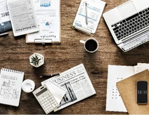 widok z góry na biurko, gazety, kawę